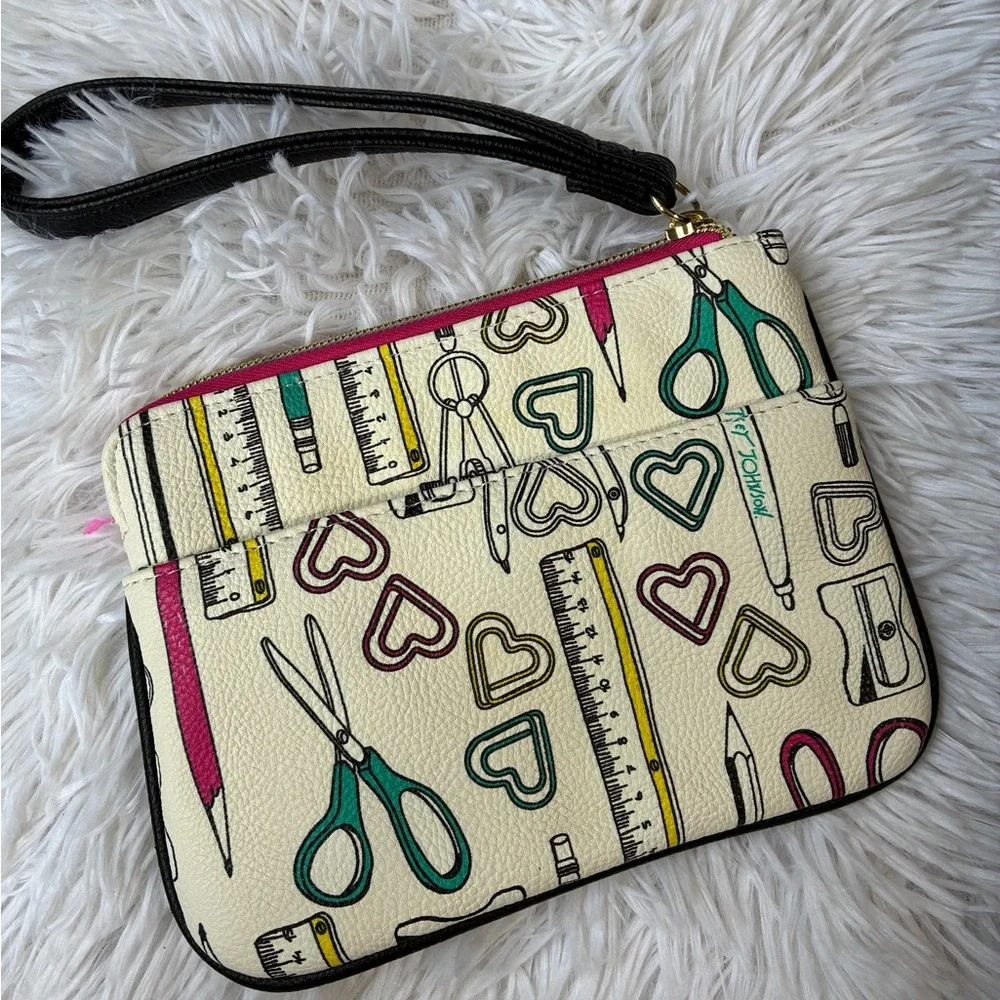 Betsey Johnson Wristlet🤍 - Picture 4 of 8